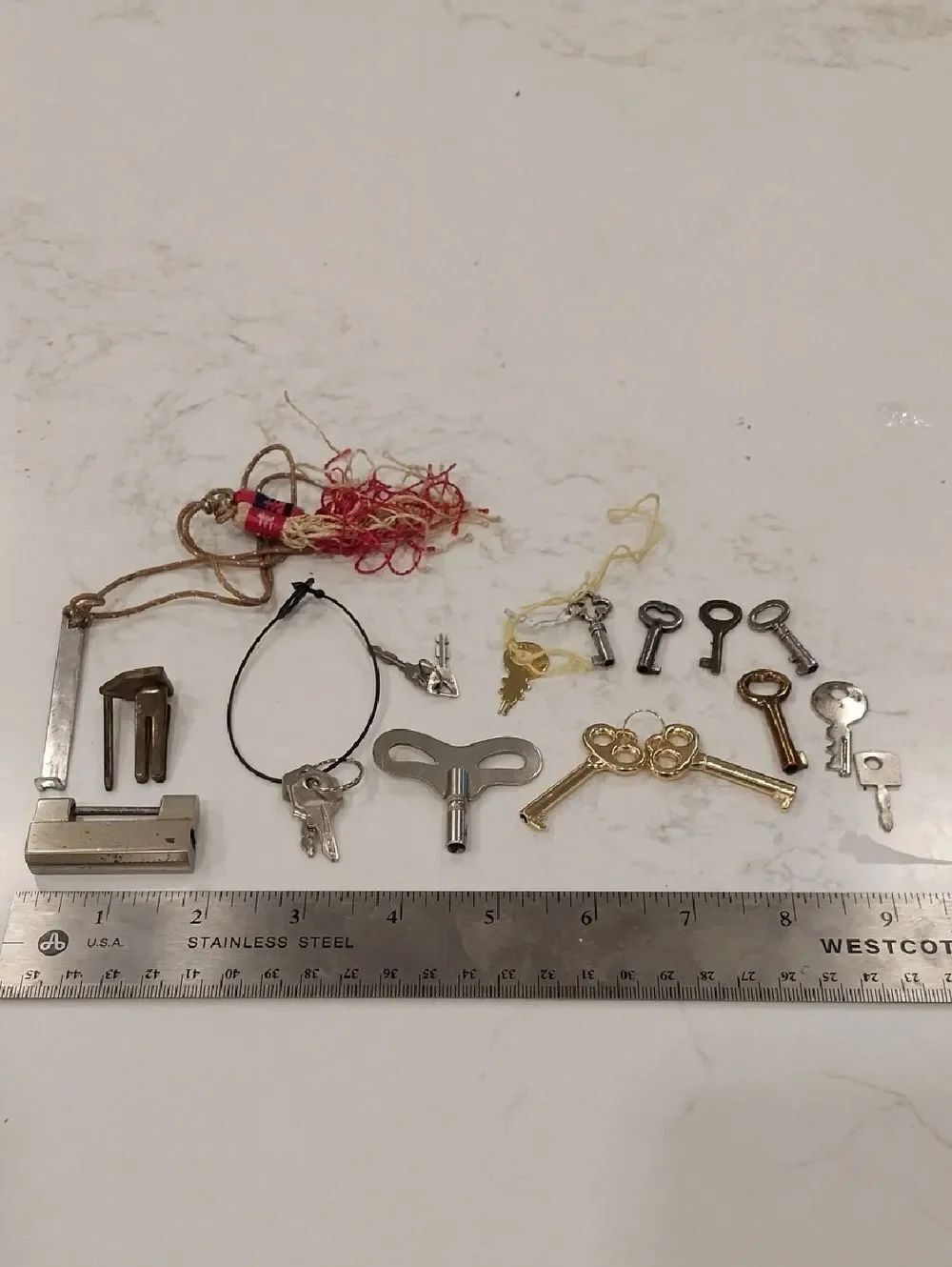 Source Unknown Assorted Decorative Keys and Wind-Up Key Set - Silver and Gold